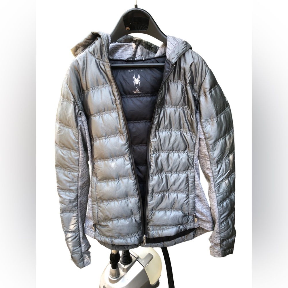 Spyder fall/winter jacket. Color gray. Small (4-8).
